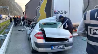 Artvin'de trafik kazası: Otomobil tıra çarptı, sürücü hafif yaralı