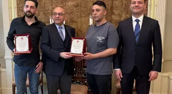 Türk Büyükelçi, Viyana'da kavgaya müdahale eden gençlere plaket verdi