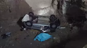 Isparta-Burdur karayolunda otomobilin menfez çukuruna düşmesi sonucu 1 kişi öldü, 1 kişi yaralandı