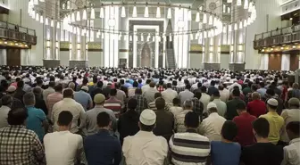 Camide namaz kılarken hayatını kaybetti