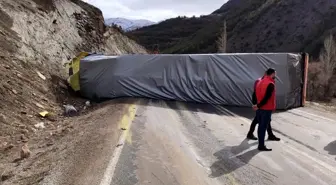 Gümüşhane'de Yalıtım Malzemesi Yüklü Tır Yan Yattı