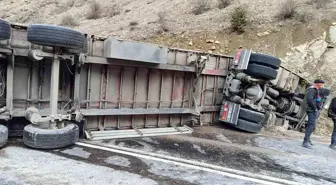 Gümüşhane'de Yalıtım Malzemesi Yüklü Tır Yan Yattı, Karayolu Ulaşıma Kapandı