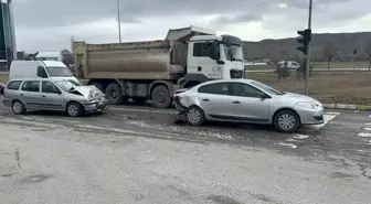 Sivas'ta iki otomobilin çarpışması sonucu 3 kişi yaralandı