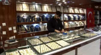 Esenyurt'ta Silah Çekerek Soymaya Çalışan Hırsız, Alarma Bastığını Sanarak Kaçtı