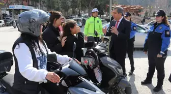 Amasya'da Polislerden Kadınlara Çiçek Sürprizi