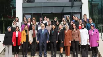 Artvin Valisi Cengiz Ünsal, Kadın Personeli Ziyaret Ederek Karanfil Hediye Etti