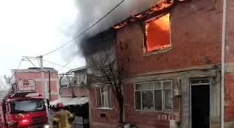 İnegöl'de 2 Katlı Bina Alev Alev Yanarken 2 Kişi Hastaneye Kaldırıldı