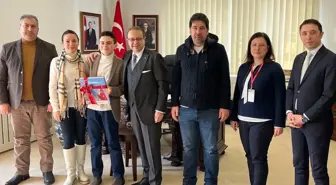 Türkiye'nin Prag Büyükelçisi Egemen Bağış, Türkiye'nin en genç büyük ustası Ediz Gürel ile buluştu