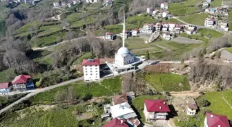 Rize'de Cami ve Kurs Binasının Altından Geçen Yol Vatandaşlara Ulaşım Sağlıyor