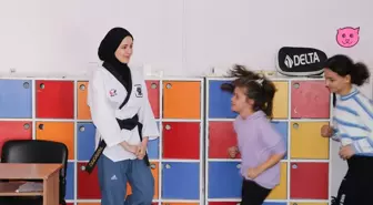 Depremde yakınlarını kaybeden milli tekvandocu Esra Çiftçi, depremin etkilerini sporcu yetiştirerek atlatmaya çalışıyor