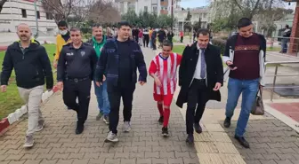 Engelli bireyler polislerle halı sahada futbol maçı yaptı