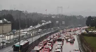 İstanbul'da haftanın son gününde trafik yoğunluğu yüzde 90'a çıktı