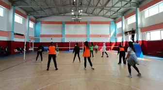 Adıyaman'da Kadınlar Dünya Kadınlar Günü'nde Voleybol Turnuvasında Mücadele Etti