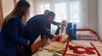 Osmancık Kaymakamı Ayhan Akpay, 106 yaşındaki Zehra teyzeyi ziyaret etti