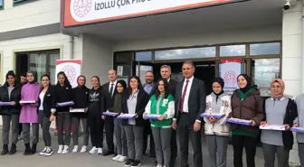 Malatya'nın Kale ilçesi İzollu Çok Programlı Anadolu Lisesi kız futbol takımına tablet hediye edildi