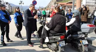 Amasya Emniyet Müdürü Kadın Sürücülere Çiçek Verdi