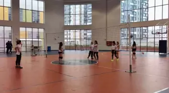 Kayseri Şehir Hastanesi'nde Kadın Sağlık Personellerine Moral Veren Voleybol Etkinliği