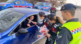 Salihli Jandarma Komutanlığı, Kadınlar Günü'nde kadınlara karanfil vererek kutladı