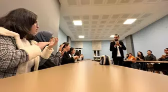 İşitme Engelli Genç, İşaret Diliyle Diğer Engellilere Yardım Ediyor