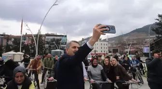 Tokat Belediye Başkanı Eyüp Eroğlu, vatandaşlarla bisiklet sürdü