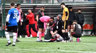 Kayseri Şeker 1. Amatör Küme Play-Off final maçında omuzu çıkan futbolcuya sağlıkçı yardımcı hakem müdahale etti