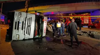 İstanbul Bakırköy'de üst geçide çarpan tır, otomobilin üzerine devrildi: 4 ölü