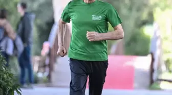 76 Yaşındaki Veteran Koşucu Gençlere Örnek Oluyor