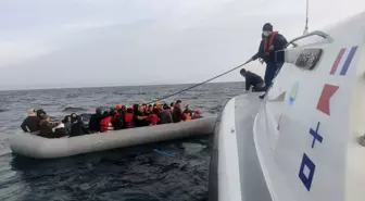 Bozcaada Açıklarında Yunanistan Unsurlarınca Türk Karasularına Geri İtildikten Sonra 42 Düzensiz Göçmen Kurtarıldı