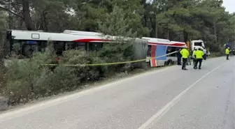 İzmir'de tırla halk otobüsü çarpıştı: 1 ölü, 4 yaralı