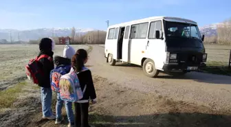 Muş'ta Krediyle Araç Alan Baba, Öğrencilere Ücretsiz Servis Hizmeti Sağlıyor