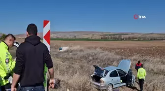 Otomobil ve ticari araç çarpıştı: 2 yaralı