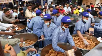 Pakistan'da Ramazan ayının ilk iftarı yapıldı