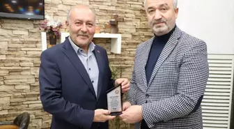 Belediye Başkanı Osman Topaloğlu Meclis Üyelerine Teşekkür Plaketi Taktim Etti