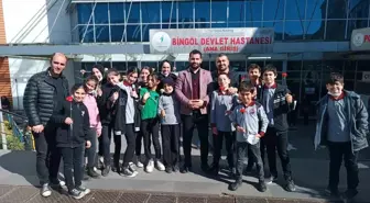 Bingöl'de Ortaokul Öğrencileri Hastaları Ziyaret Etti