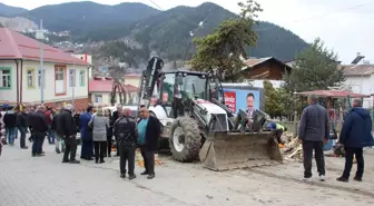 Artvin'de freni boşalan iş makinesi halk pazarına zarar verdi