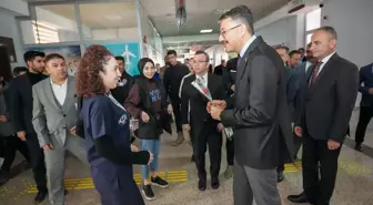 Hakkari Valisi Ali Çelik, Tıp Bayramı dolayısıyla hastaneyi ziyaret etti