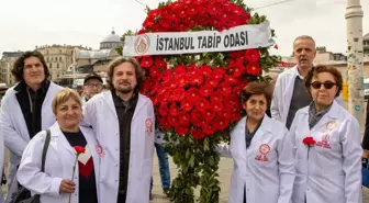 Sağlık çalışanları Tıp Bayramı'nda Taksim'de çelenk bıraktı