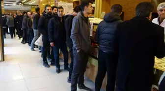 Van'da Ramazan Pidesi İçin Uzun Kuyruklar Oluştu