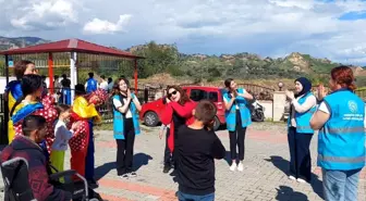 Aydın'da üniversite öğrencileri özel eğitim merkezinde öğrencilerle eğlendi