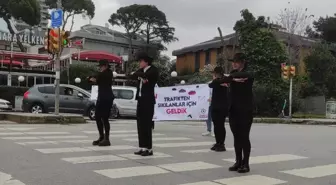 Kadıköy'de Trafikte Moonwalk Dansı