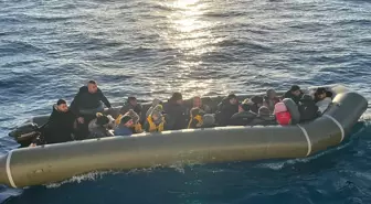 İzmir Foça açıklarında motor arızası nedeniyle sürüklenen lastik bottaki 13'ü çocuk 35 düzensiz göçmen kurtarıldı