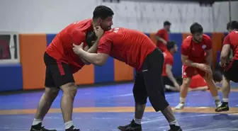 Ankara Büyükşehir Belediye Başkanı Mansur Yavaş, ASKİ Spor'un şampiyon güreşçilerini ziyaret etti