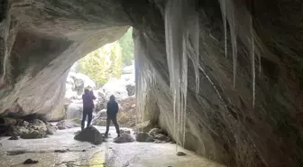 Kastamonu Üniversitesi öğrencileri buz sarkıtlarıyla dikkat çeken mağarada ders yapıyor