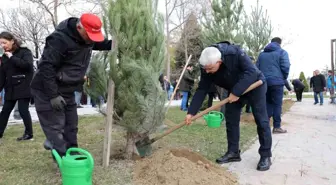 ESTÜ'de Filiz Bayrakçı Karel ve kızı anısına ağaç dikim etkinliği