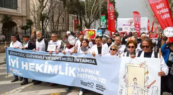 İstanbul Kadıköy'de Sağlık Çalışanlarından 14 Mart Tıp Bayramı Yürüyüşü