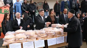 Bitlis'teki Kız Anadolu Lisesi Öğrencileri İhtiyaç Sahiplerine Ramazan Pidesi Dağıttı