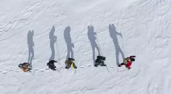 Kars Dağcılık ve Doğa Sporları Arama Kurtarma Derneği Üyeleri Kısır Dağı'nda Zirve Yaptı