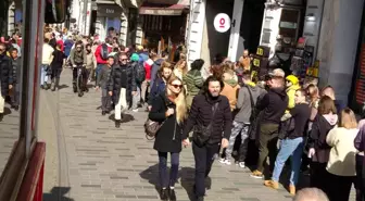 Rusya Seçimleri İçin İstanbul Başkonsolosluğu'nda Uzun Kuyruklar Oluştu