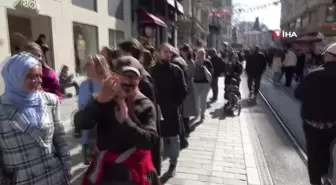 Rusya vatandaşları oy vermek için konsolosluk önünde uzun kuyruklar oluşturdu