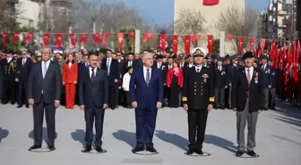 Çanakkale'de Milli Savunma Bakanı Yaşar Güler tarafından altın madalya takılan Türk bayrağı göndere çekildi